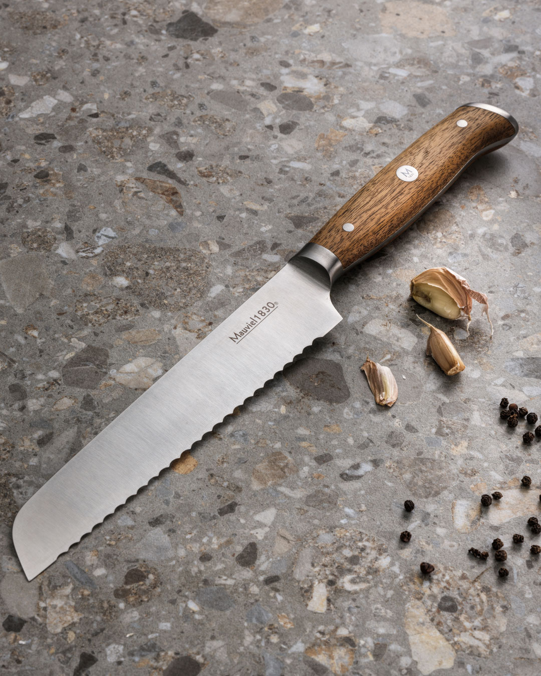 Klassisk brødkniv med træskaft