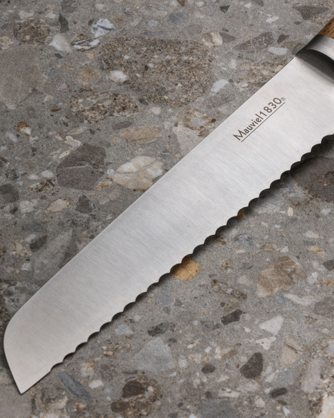 Klassisk brødkniv med træskaft