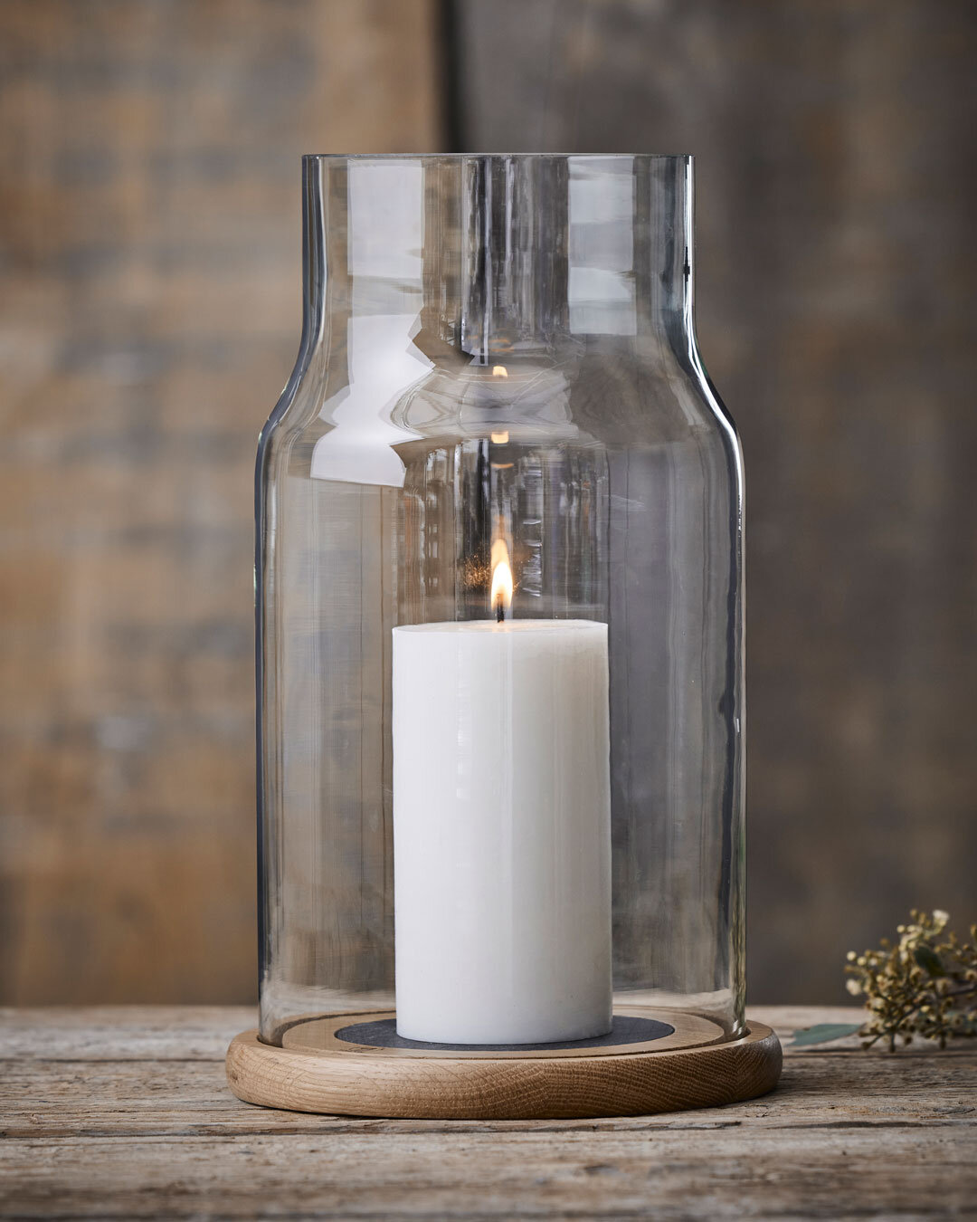 Elegant lanterne i egetræ og glas med nordisk udtryk
