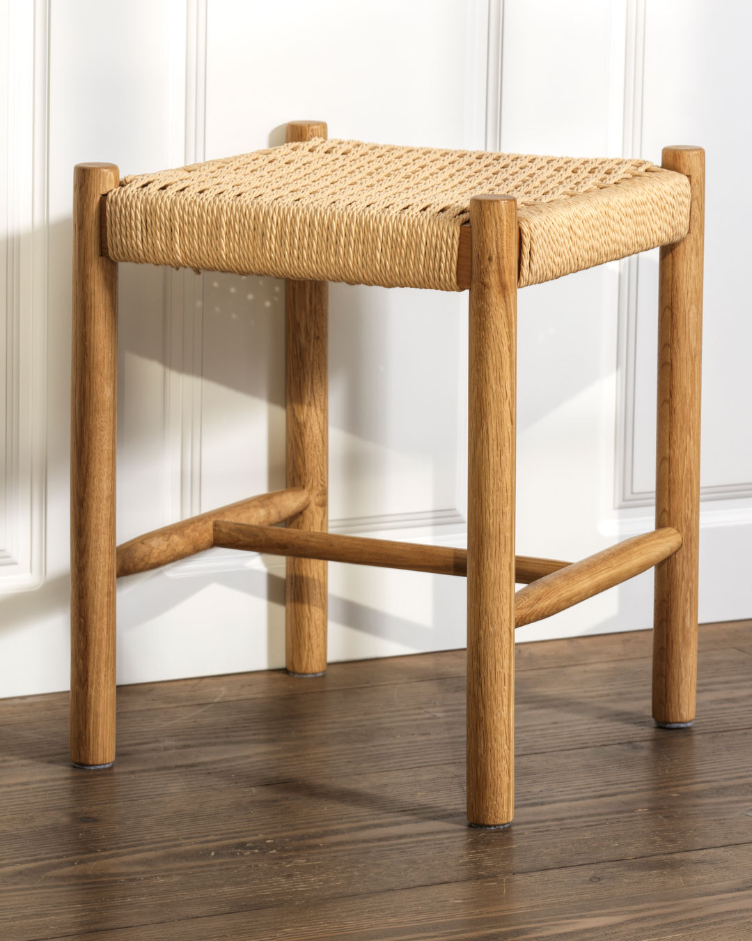Skammel i egetræ med nordisk design