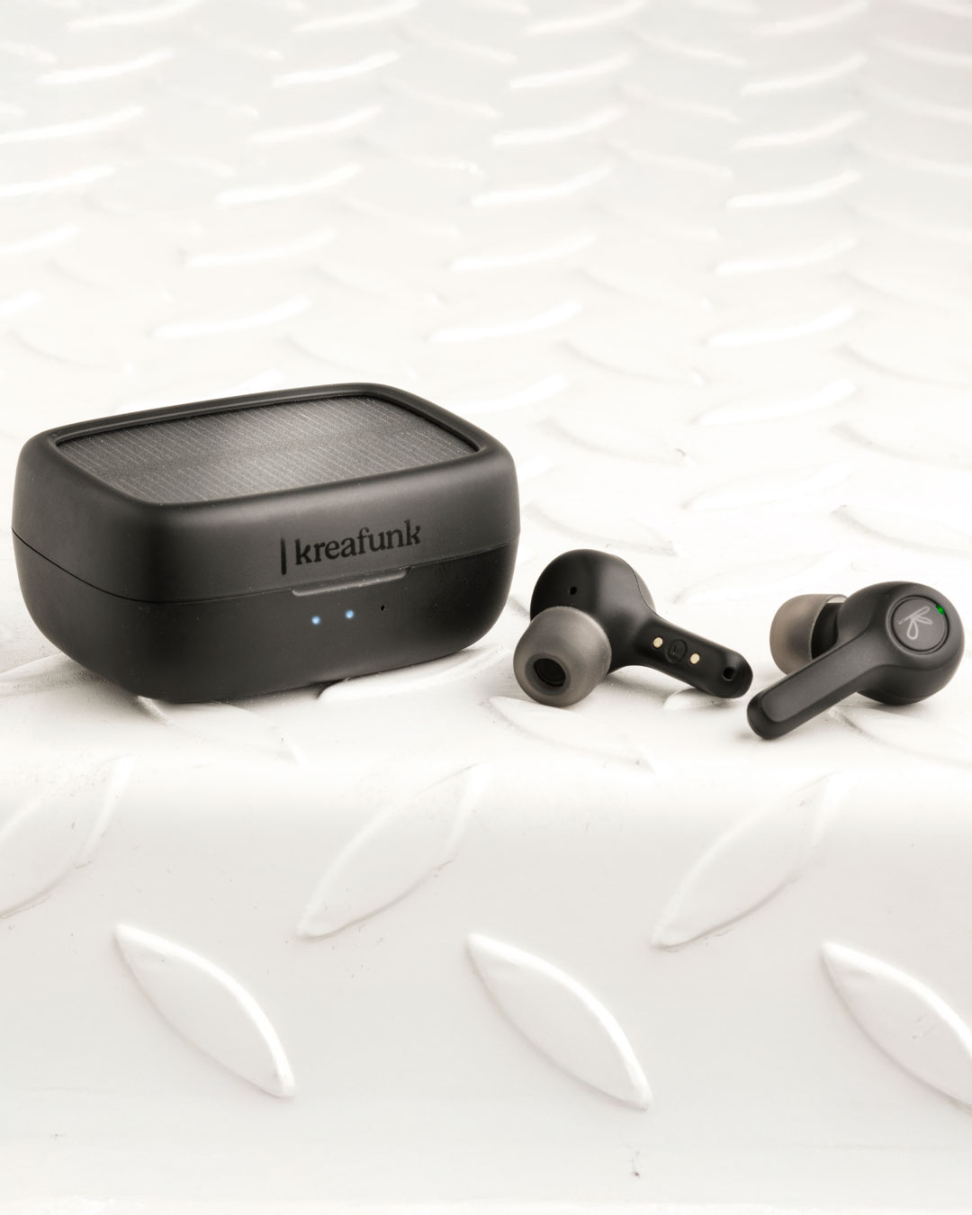 Trådløse earbuds med solcelleopladning