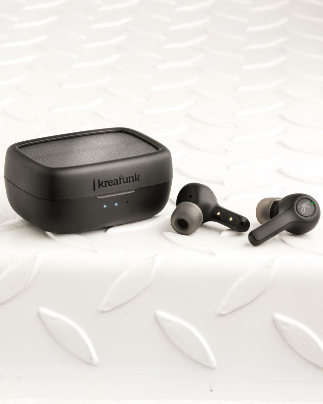 Trådlösa earbuds med solcellsladdning