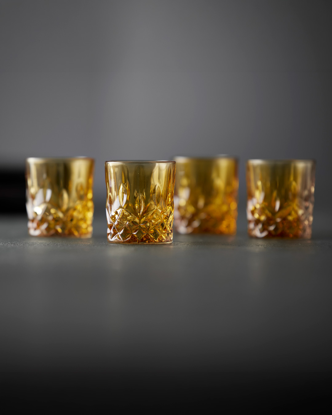 Farverige shotglas med facetslebet design
