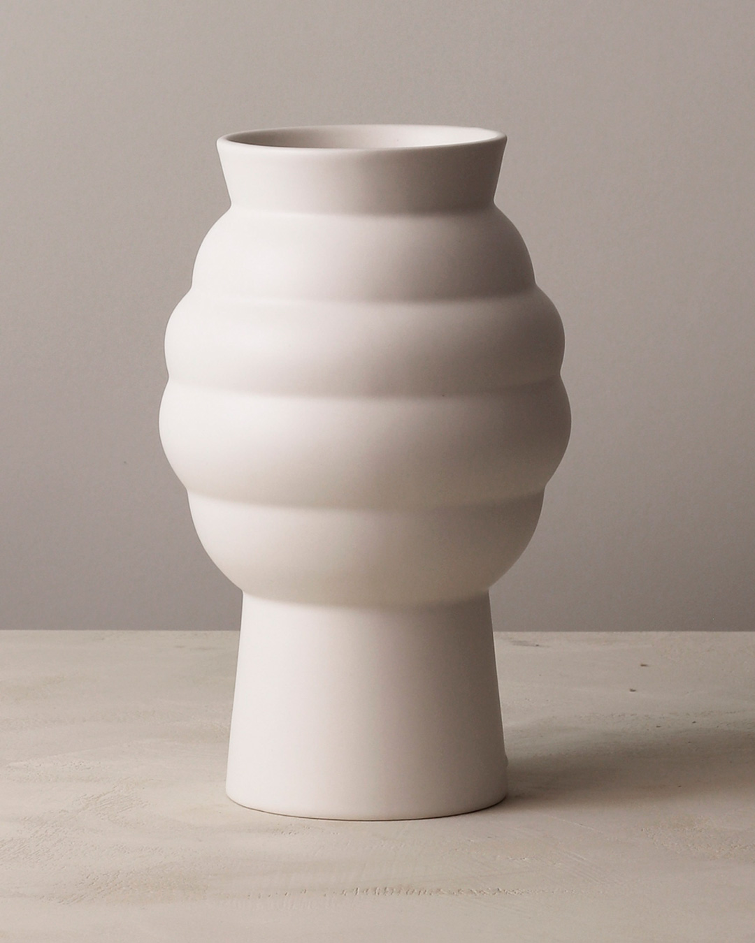 Elegant vase med skulpturelt udtryk
