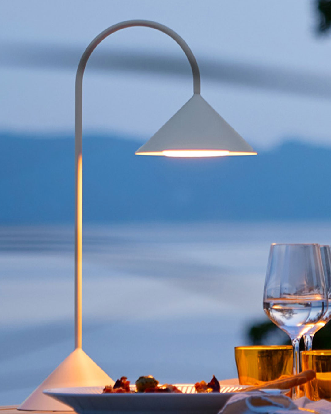 Prisvindende Grasp-bordlampe i moderne design