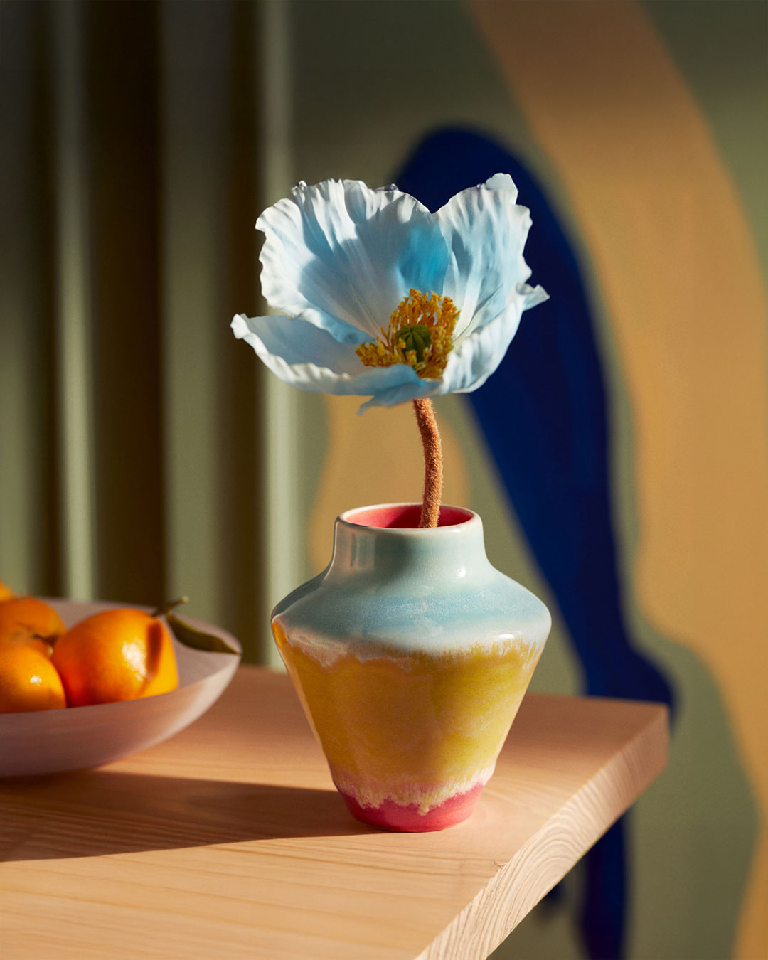Farverig designervase med et håndmalet udseende