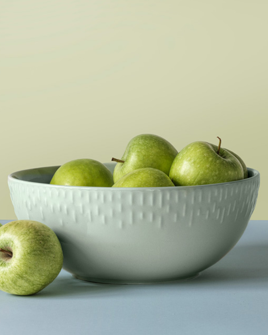 Farverig salatskål med elegant relief