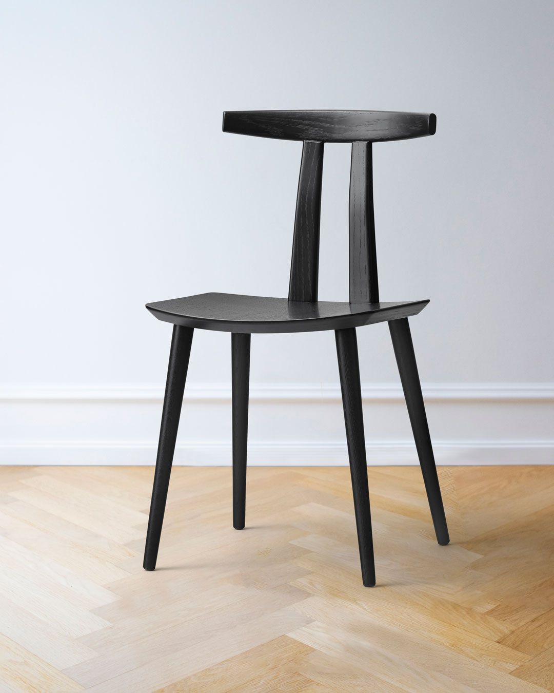 Dansk designklassiker i egetræ