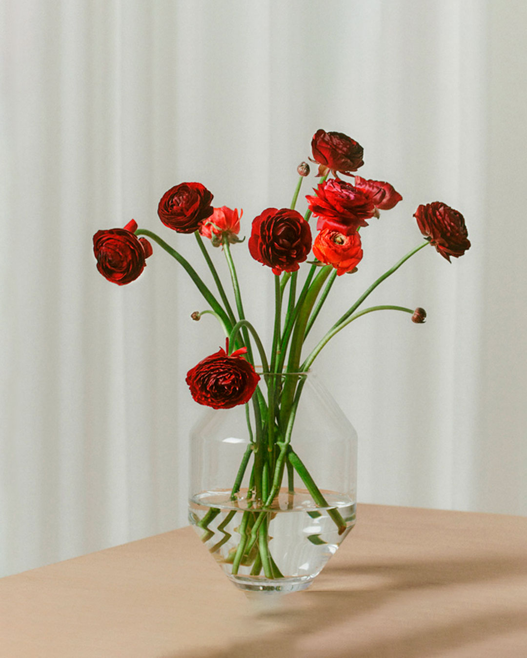 Elegant glasvase med skulpturelt udtryk
