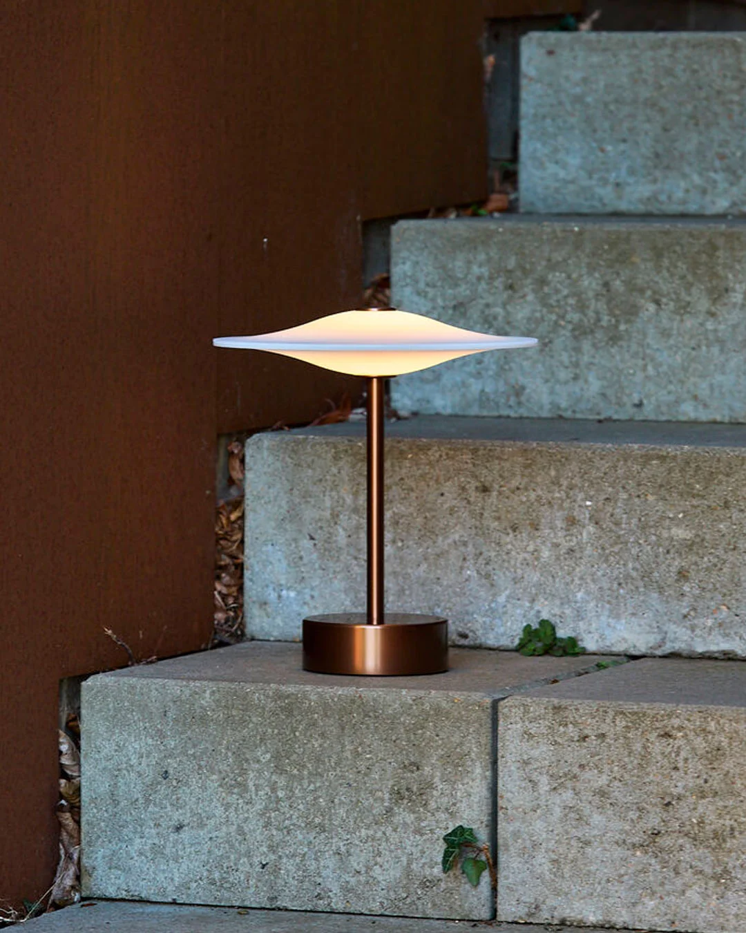 Bærbar bordlampe i ikonisk dansk design