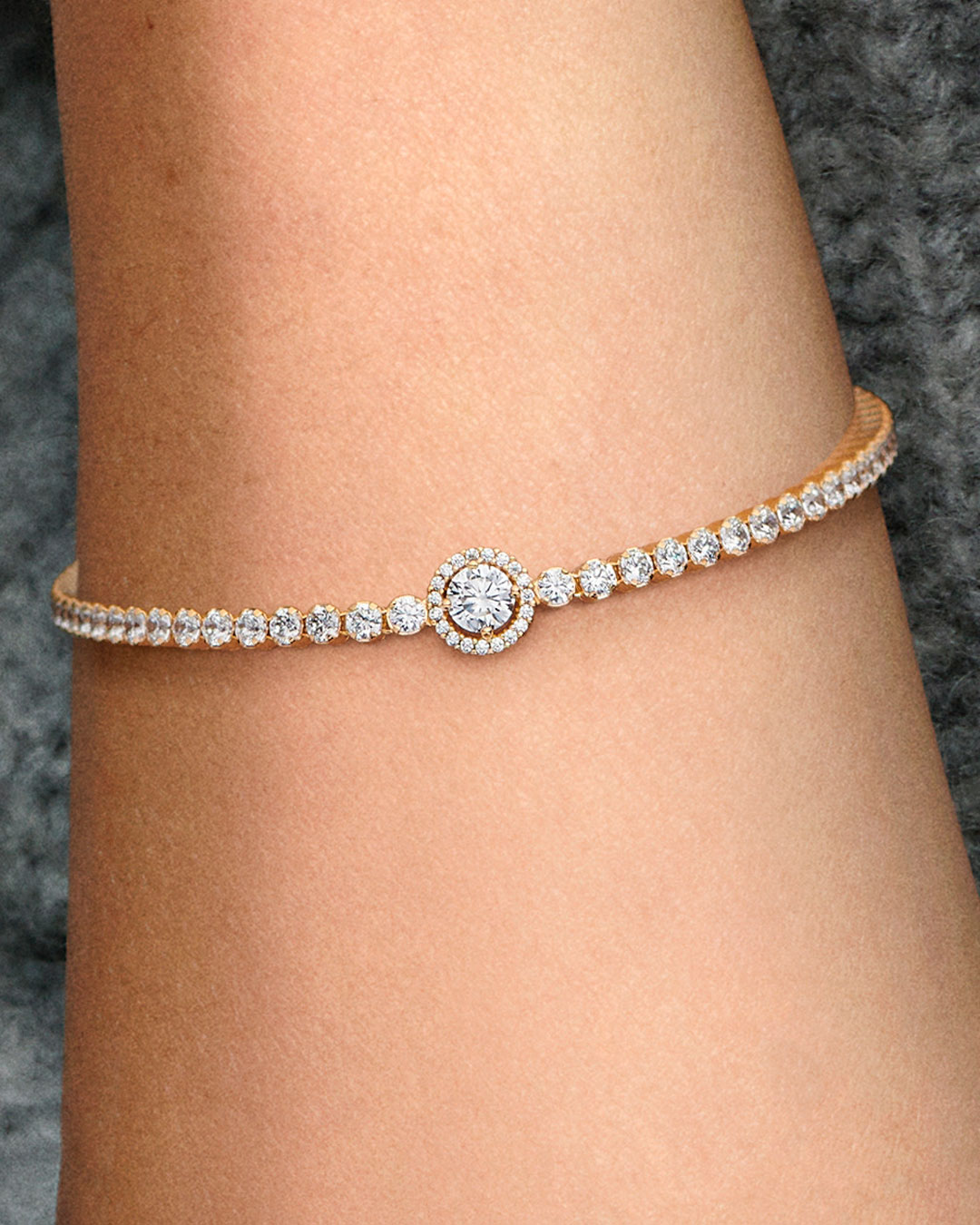 Tennisarmbånd med elegant halo-design