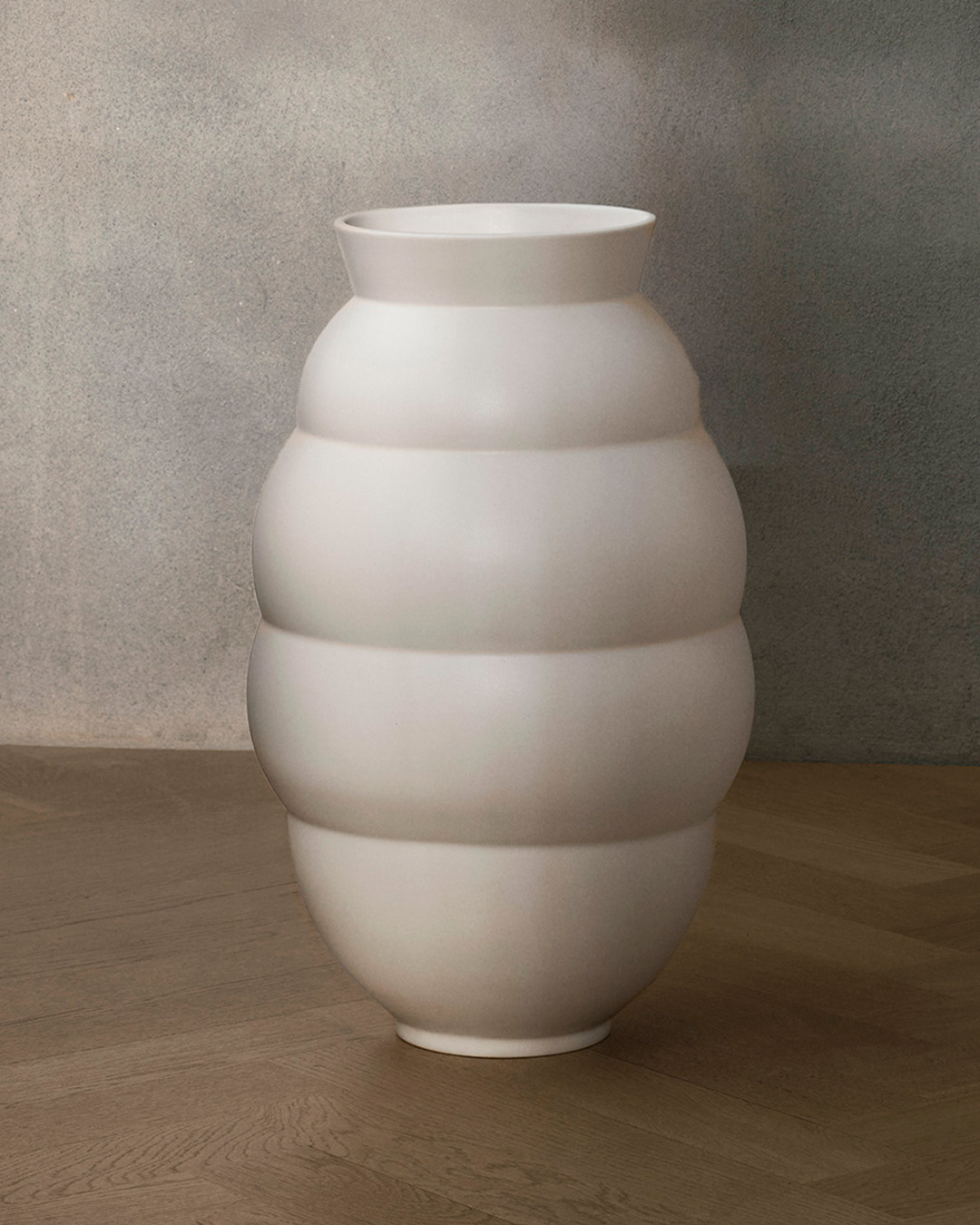 Elegant vase med skulpturelt udtryk