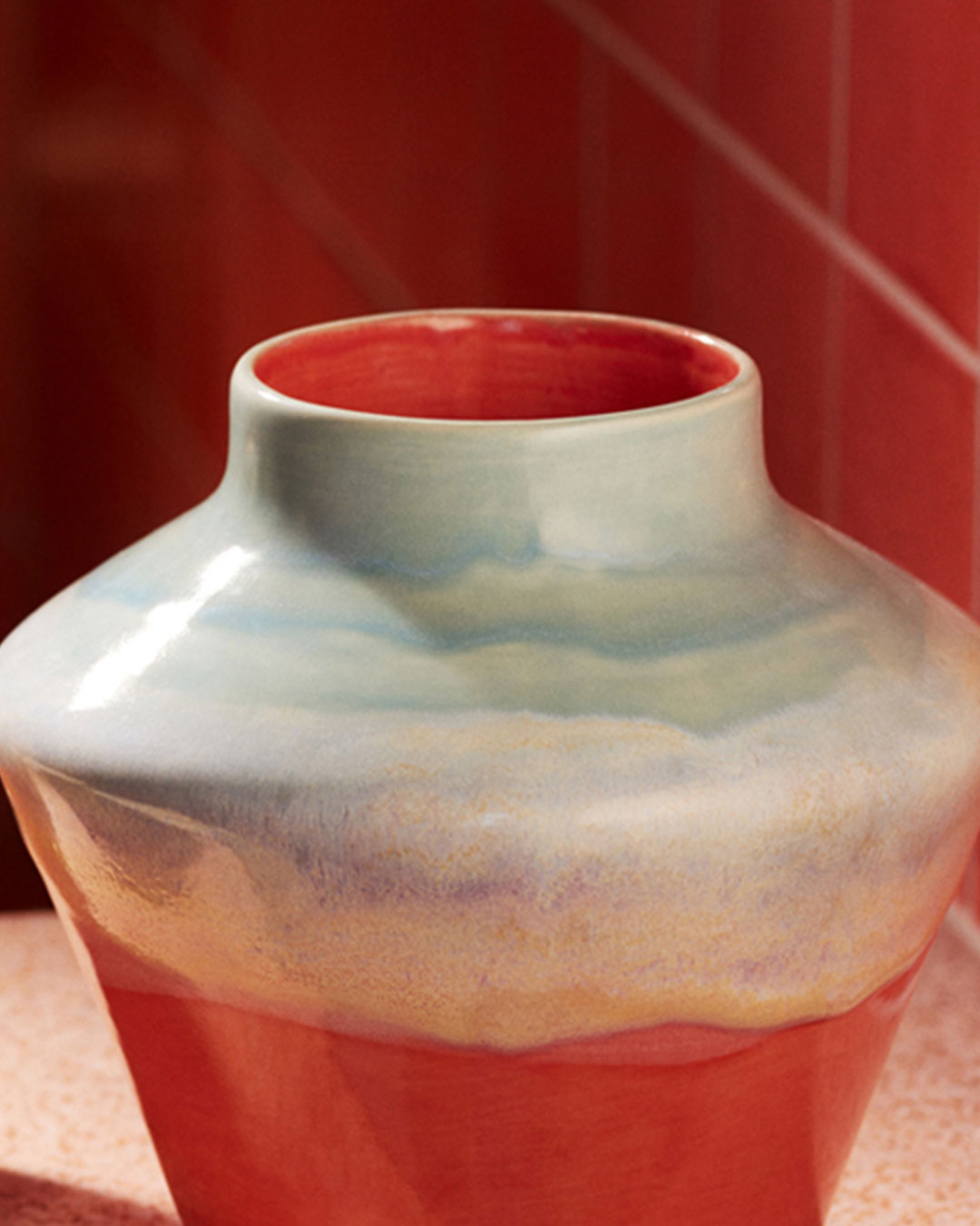 Farverig designvase med karakter