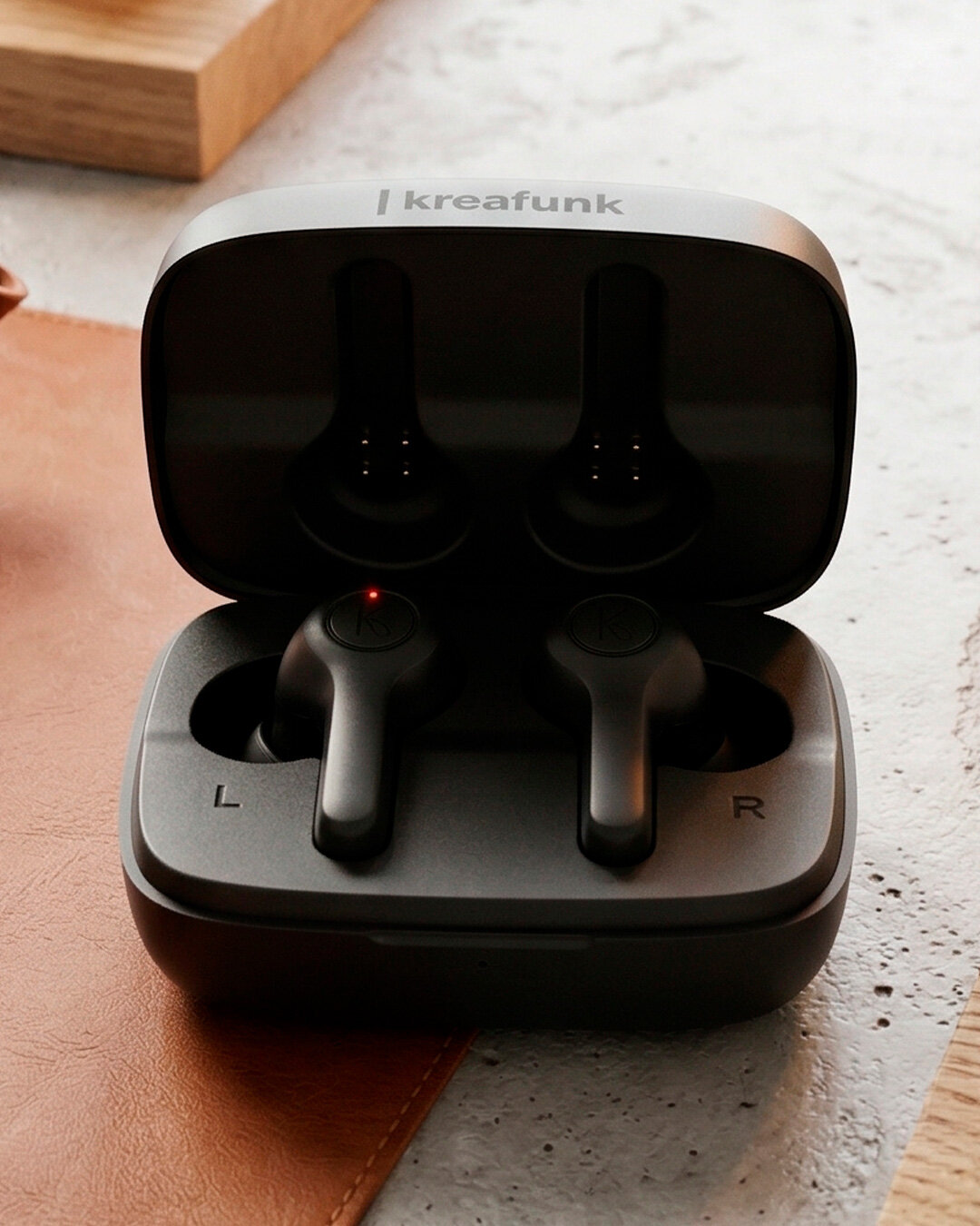 Trådlösa earbuds med solcellsladdning