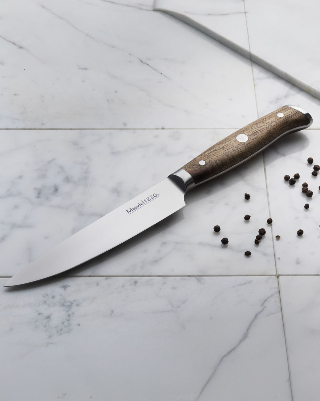 Skarp kødkniv med trægreb