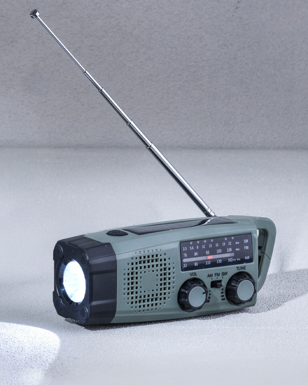 Kompakt nødradio med flere energikilder