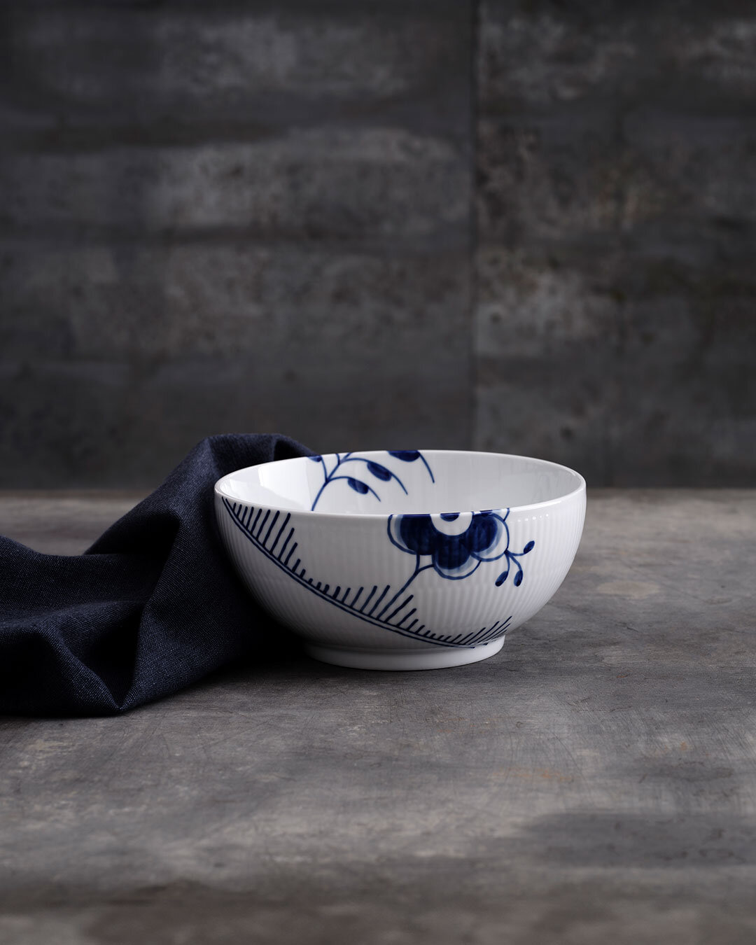 Elegant porcelænsskål i ikonisk design - 18 cm
