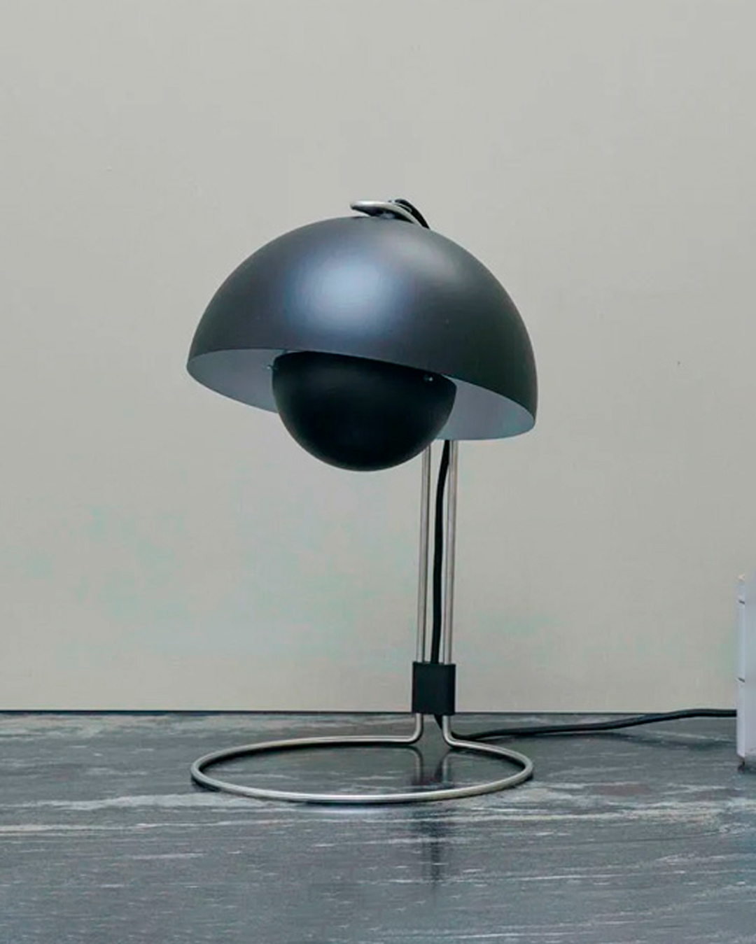 Flowerpot-bordlampe i mat sort