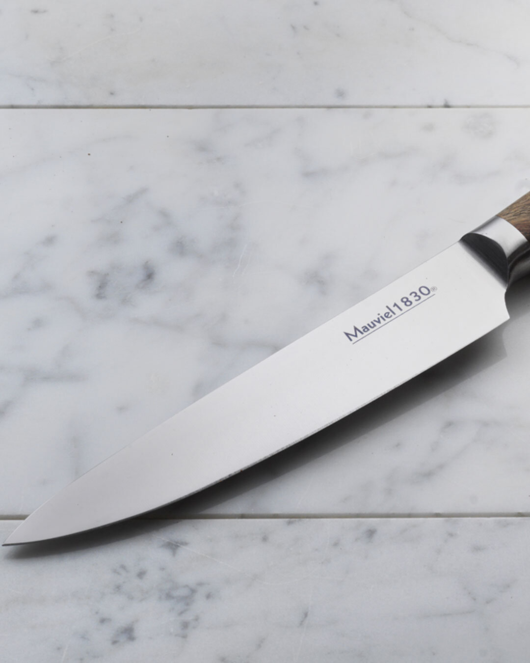 Skarp kødkniv med trægreb