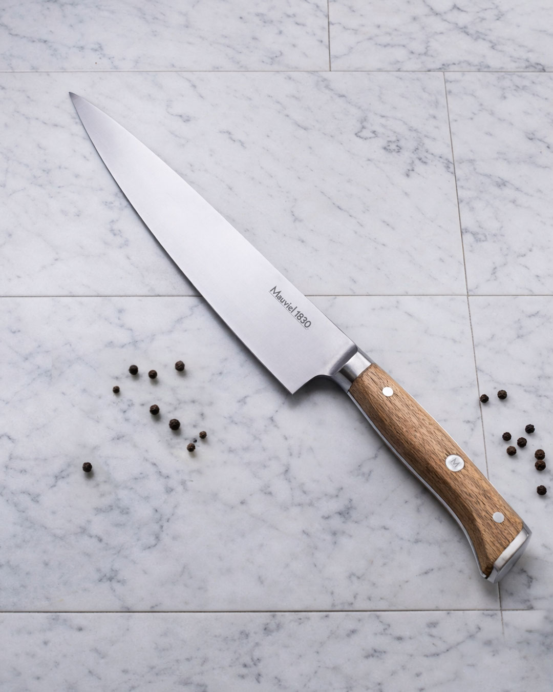 Skarp kokkekniv med trægreb - 20 cm