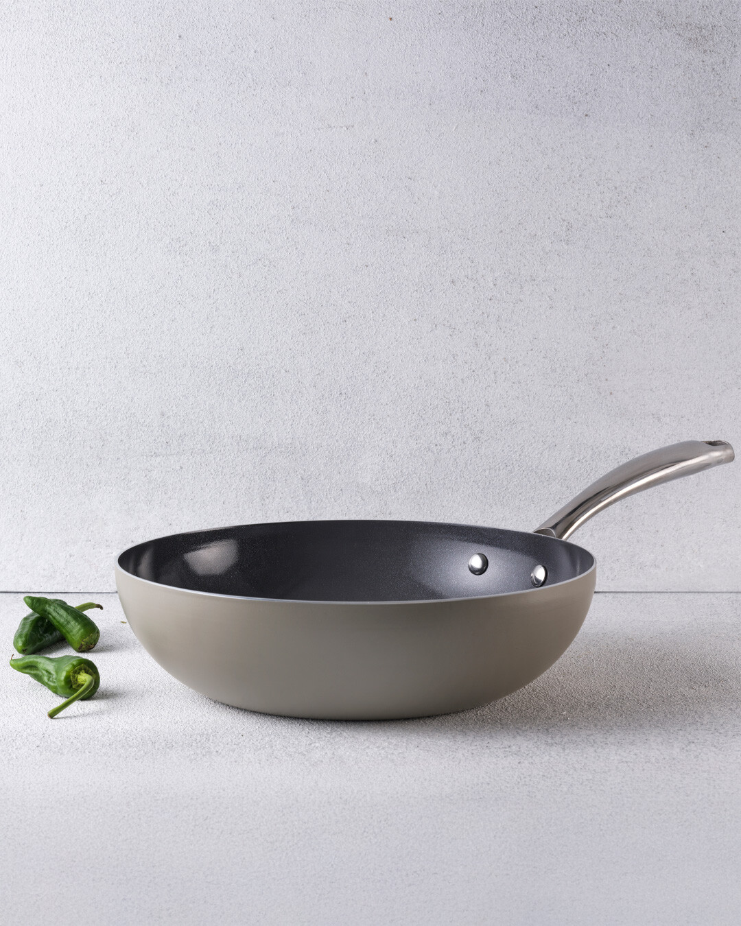 Rymlig wok i återvunnet aluminium