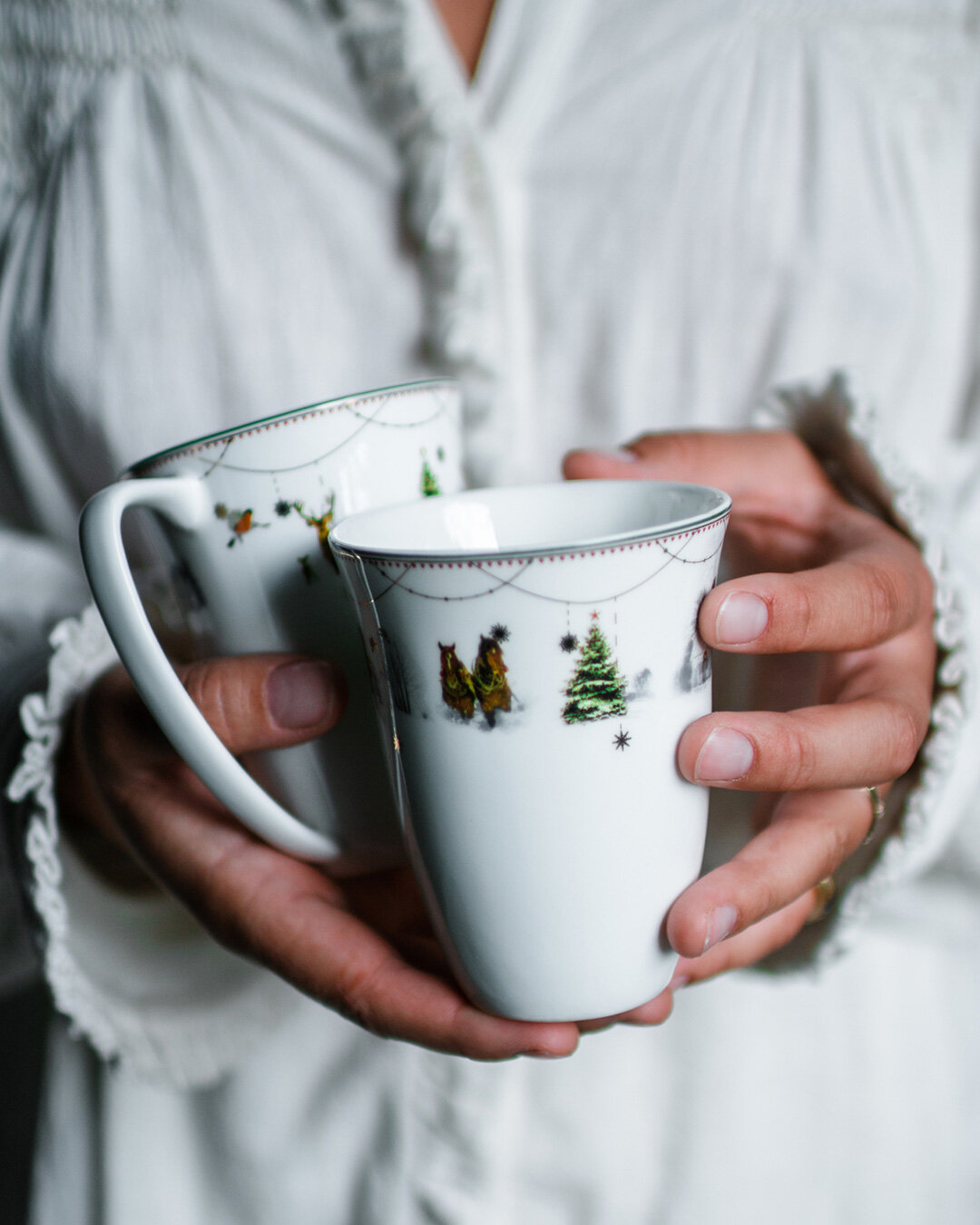 Smukke julemorgen-historiekrus i porcelæn - 2 stk.