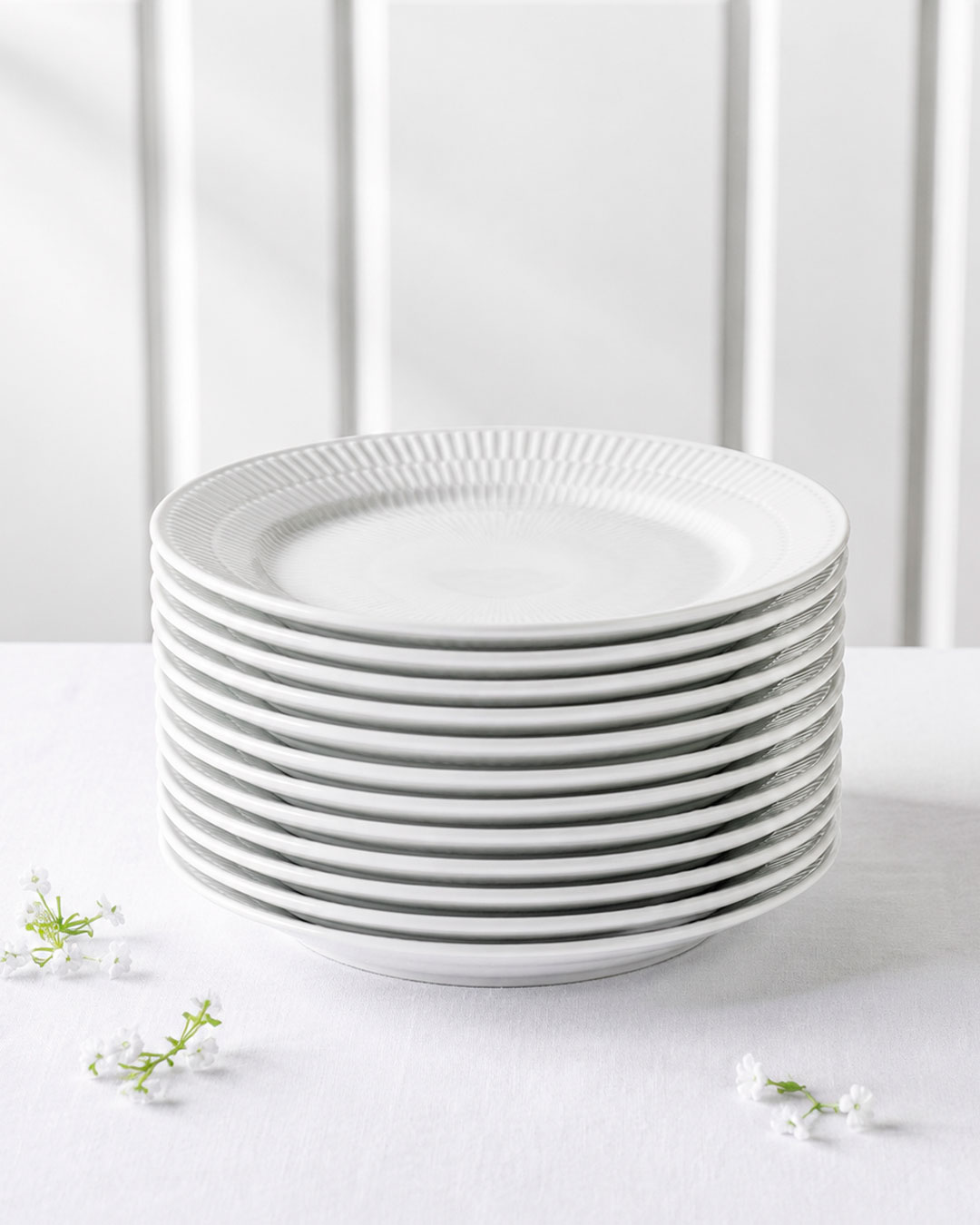 Elegante Hvide Riflet Middagstallerkener – 12 stk