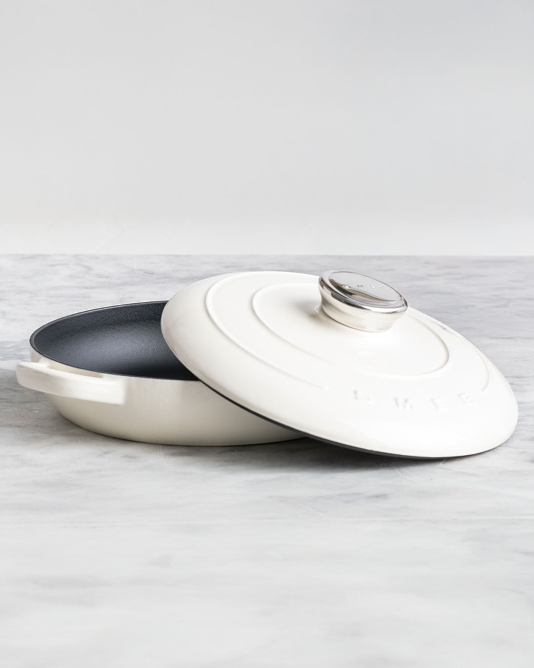 Praktisk sauterpande i støbejern i smart design