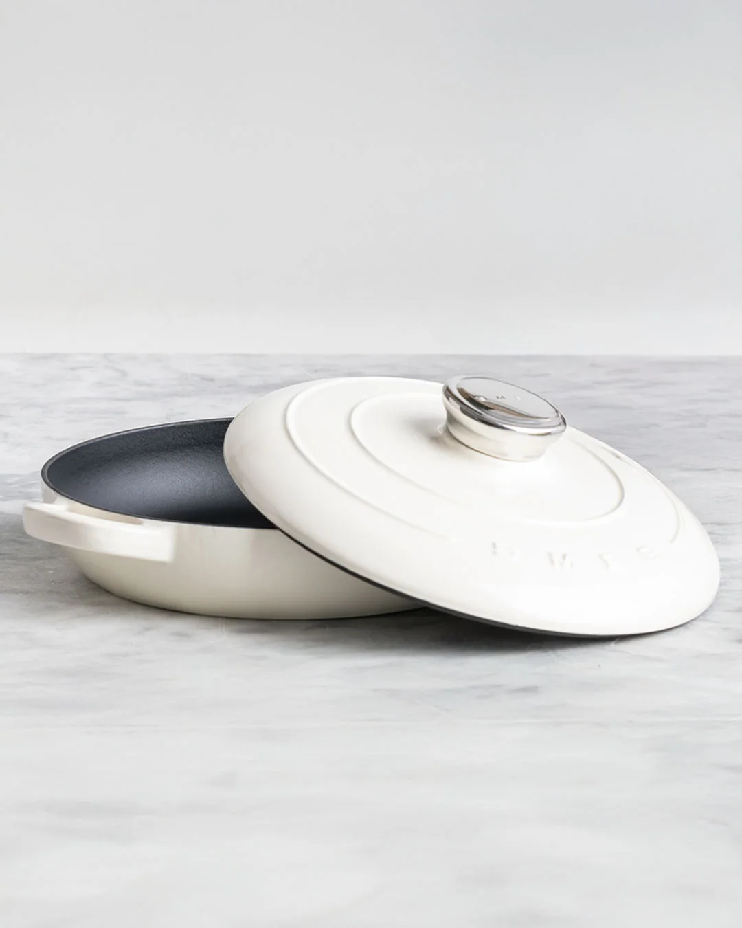 Praktisk sauterpande i støbejern i smart design