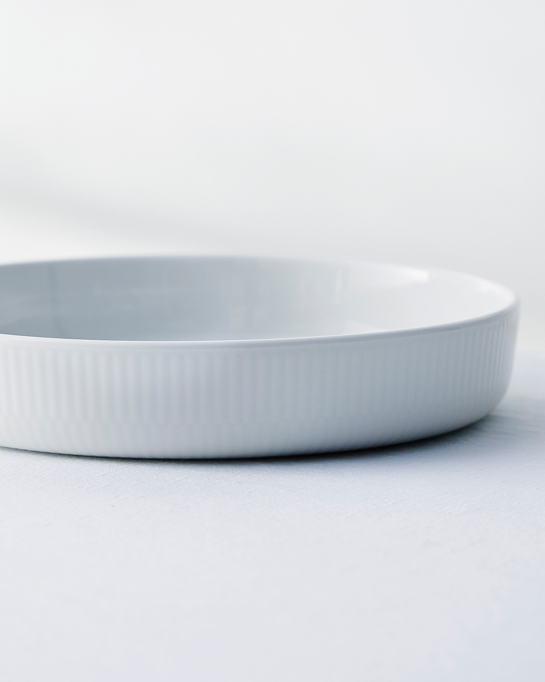 Ovnfast fad i klassisk riflet porcelæn - 27 cm
