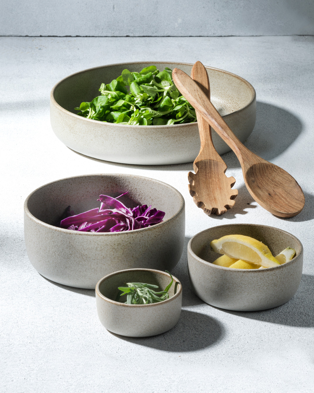 Serveringssæt med skåle og salatbestik i nordisk stil