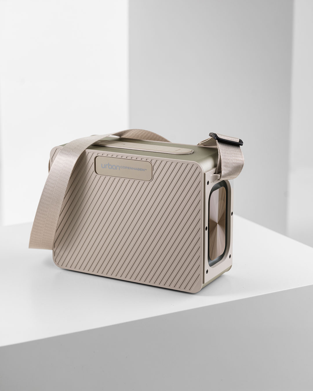 Kraftfuld højttaler i stilrent design