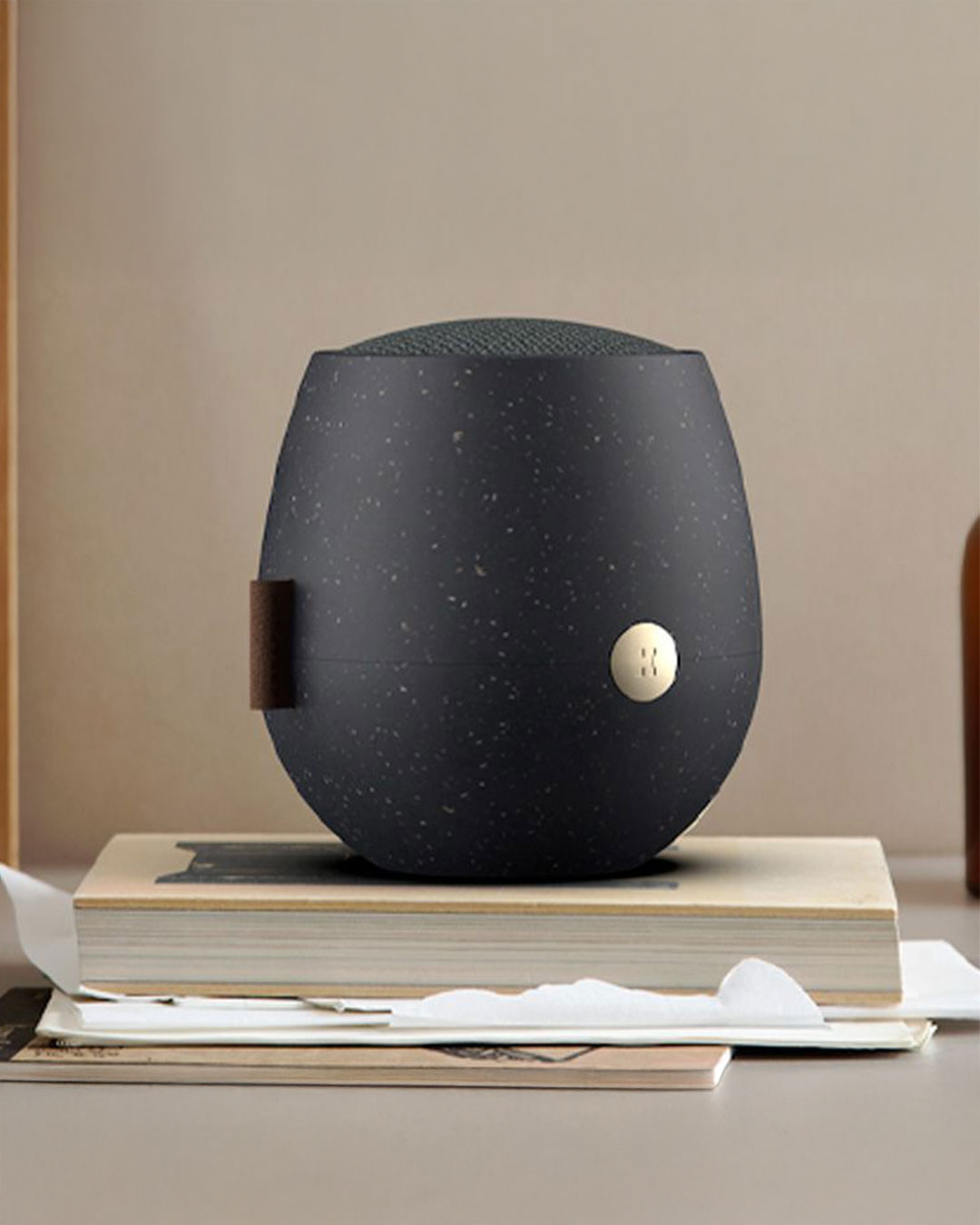 Kraftfuld bluetooth-højttaler i moderne design