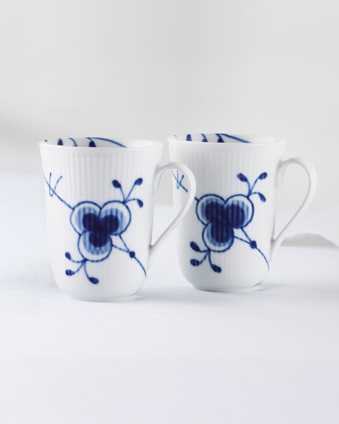 Krus i klassisk og moderne porcelænsdesign