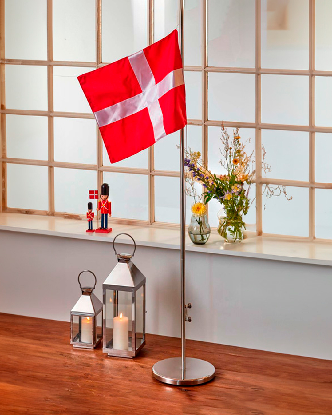 Flot flagstang med dansk flag