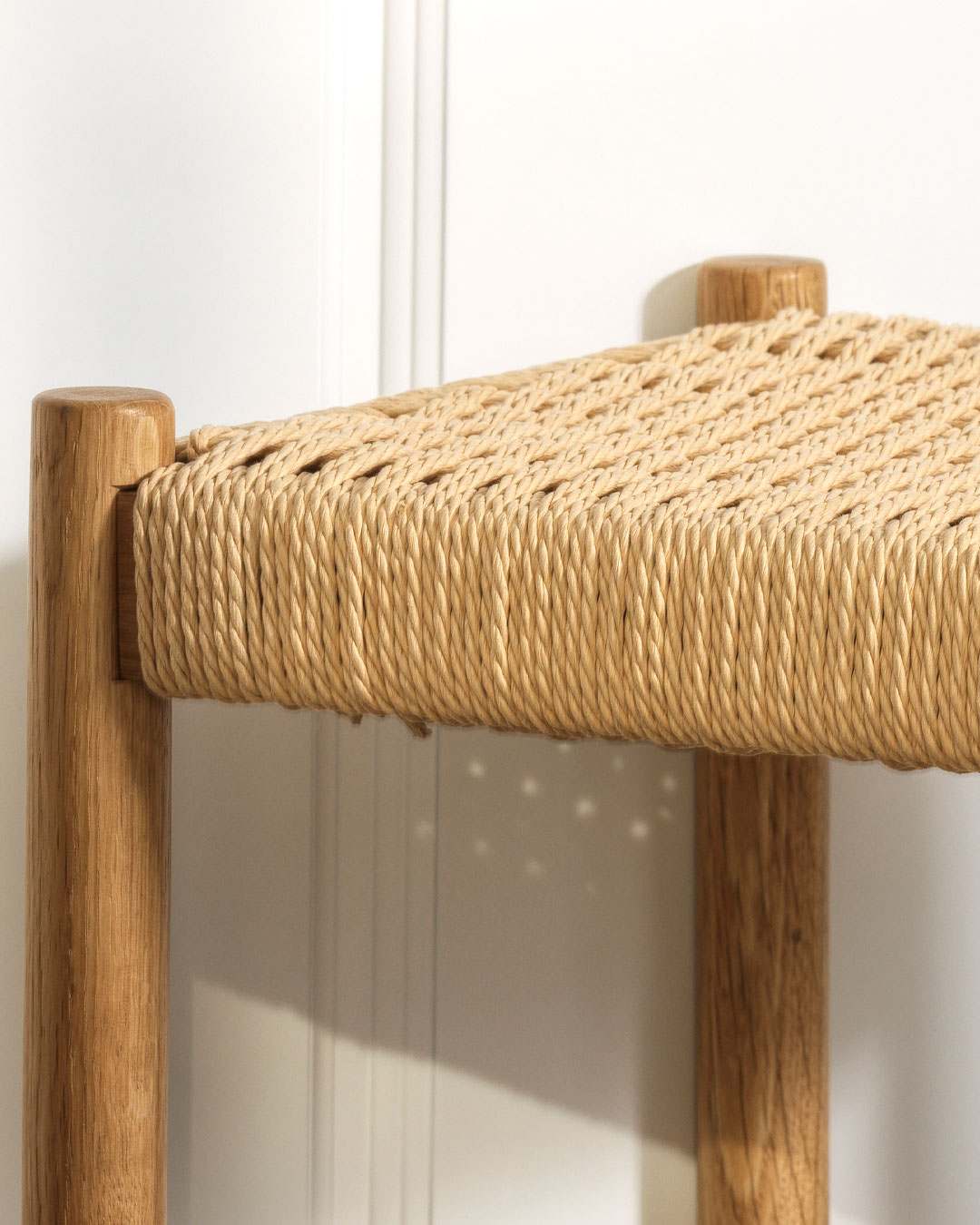 Skammel i egetræ med nordisk design
