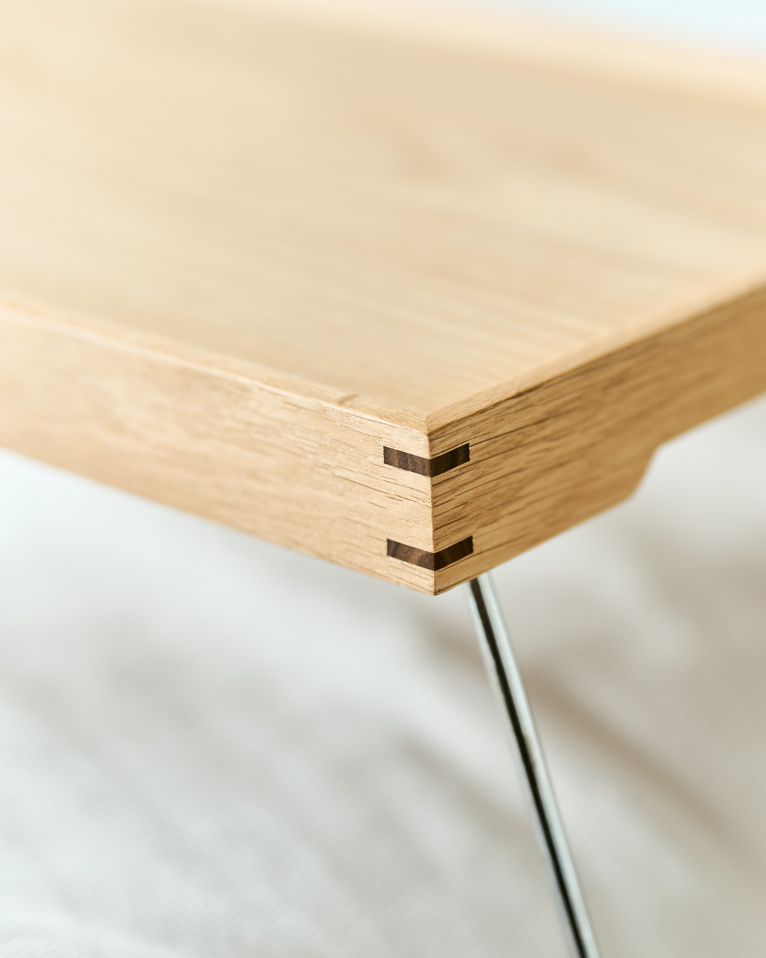 Stilren sengebakke i naturlige materialer