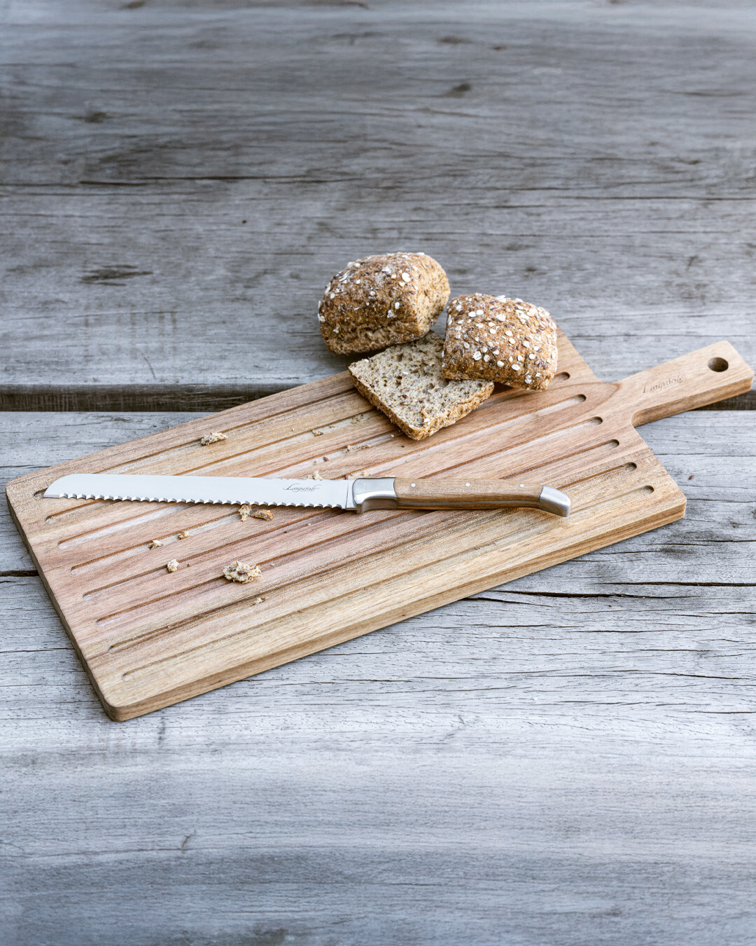 Laguiole brödkniv och skärbräda