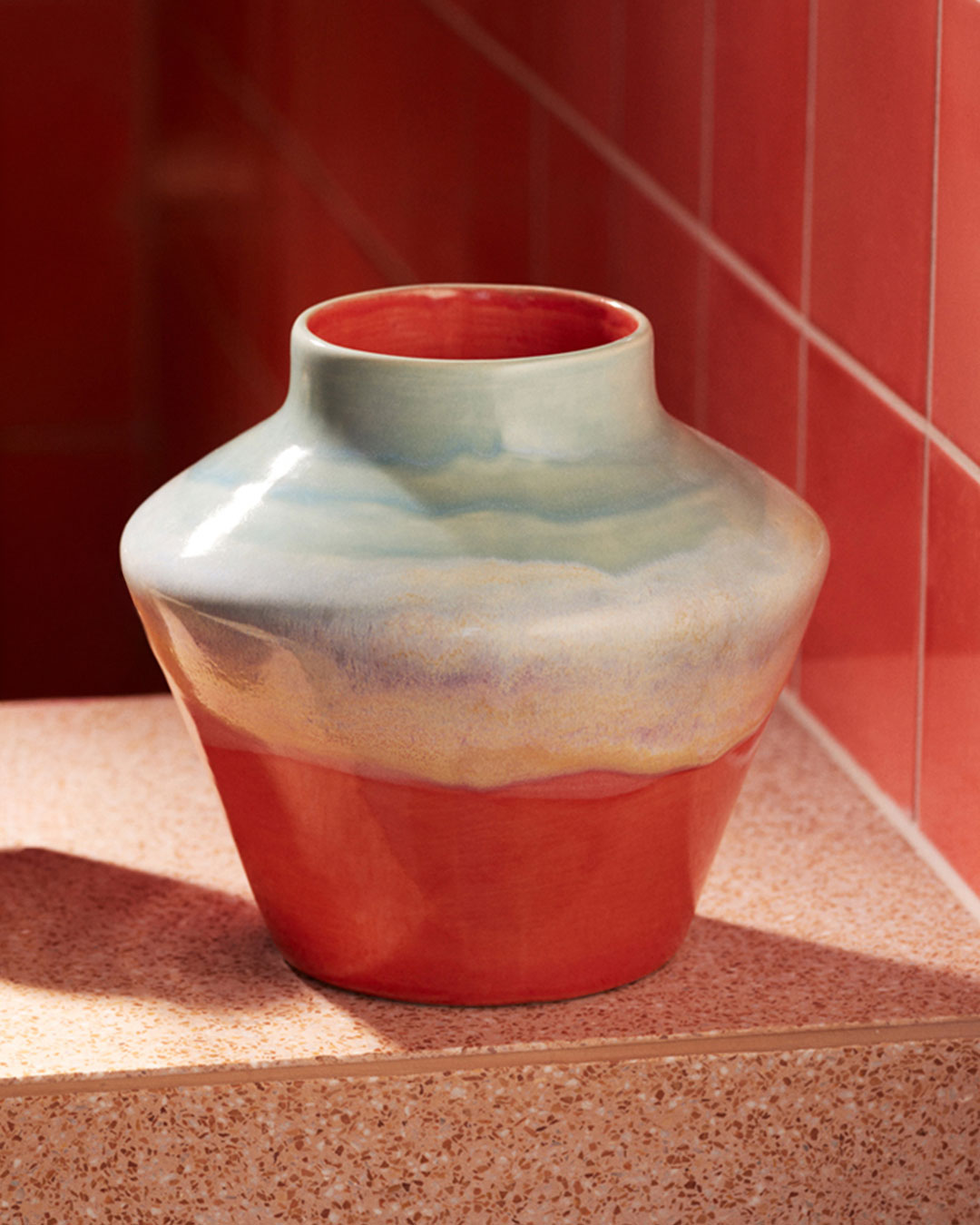 Farverig designvase med karakter