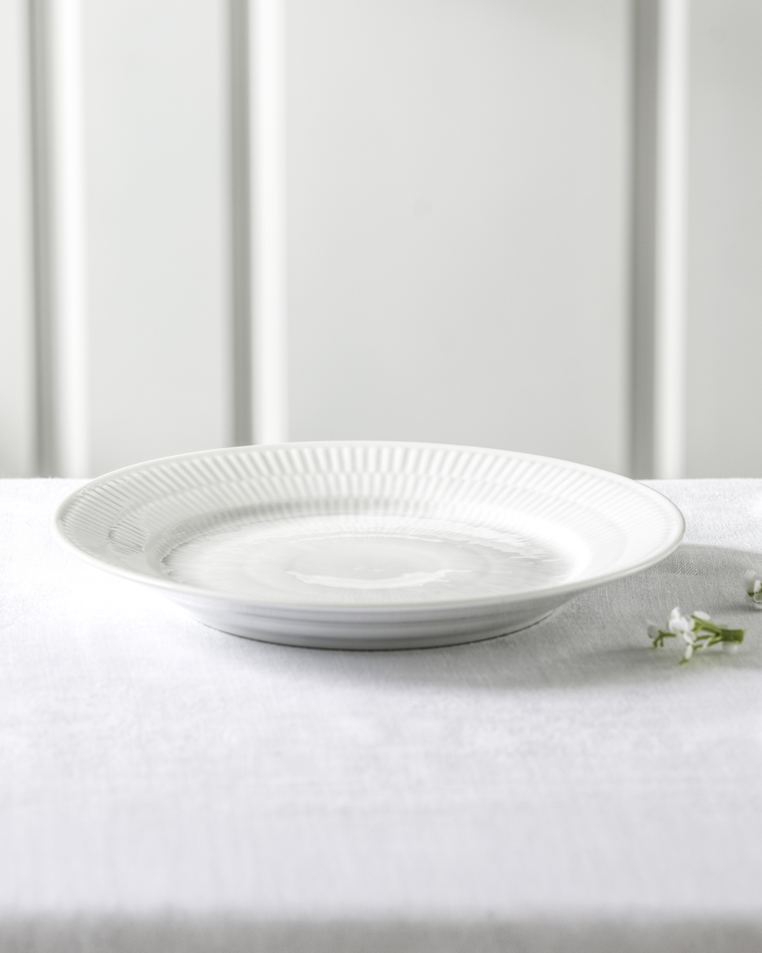 Elegant Hvid Riflet frokosttallerken - 19 cm