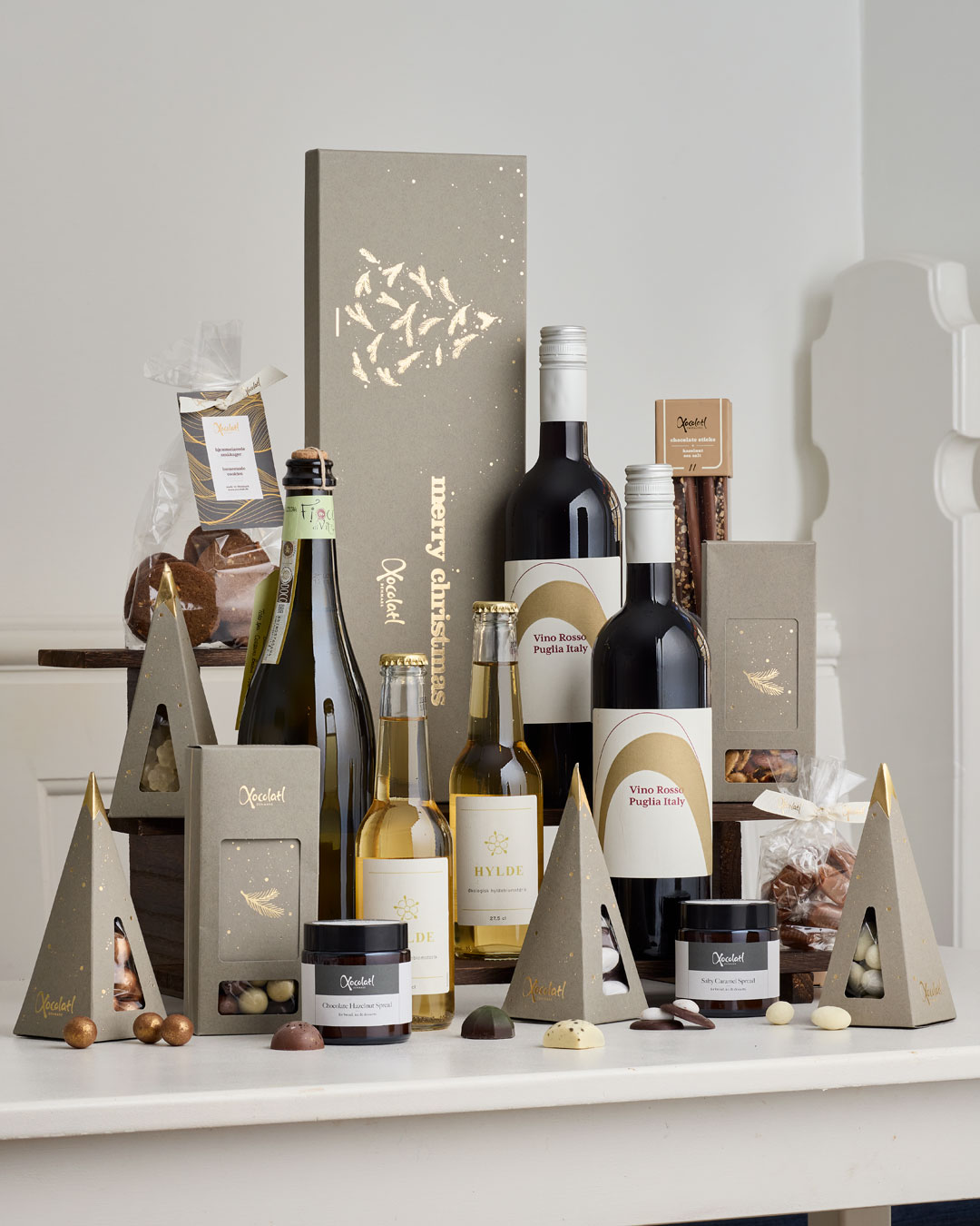 Eksklusiv gaveæske med vin, bobler og delikatesser