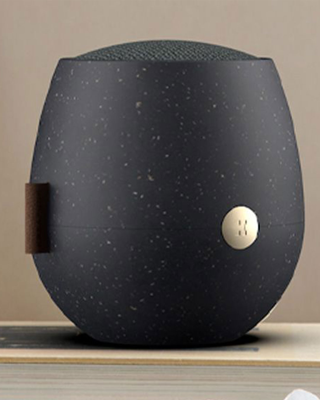 Kraftfuld bluetooth-højttaler i moderne design