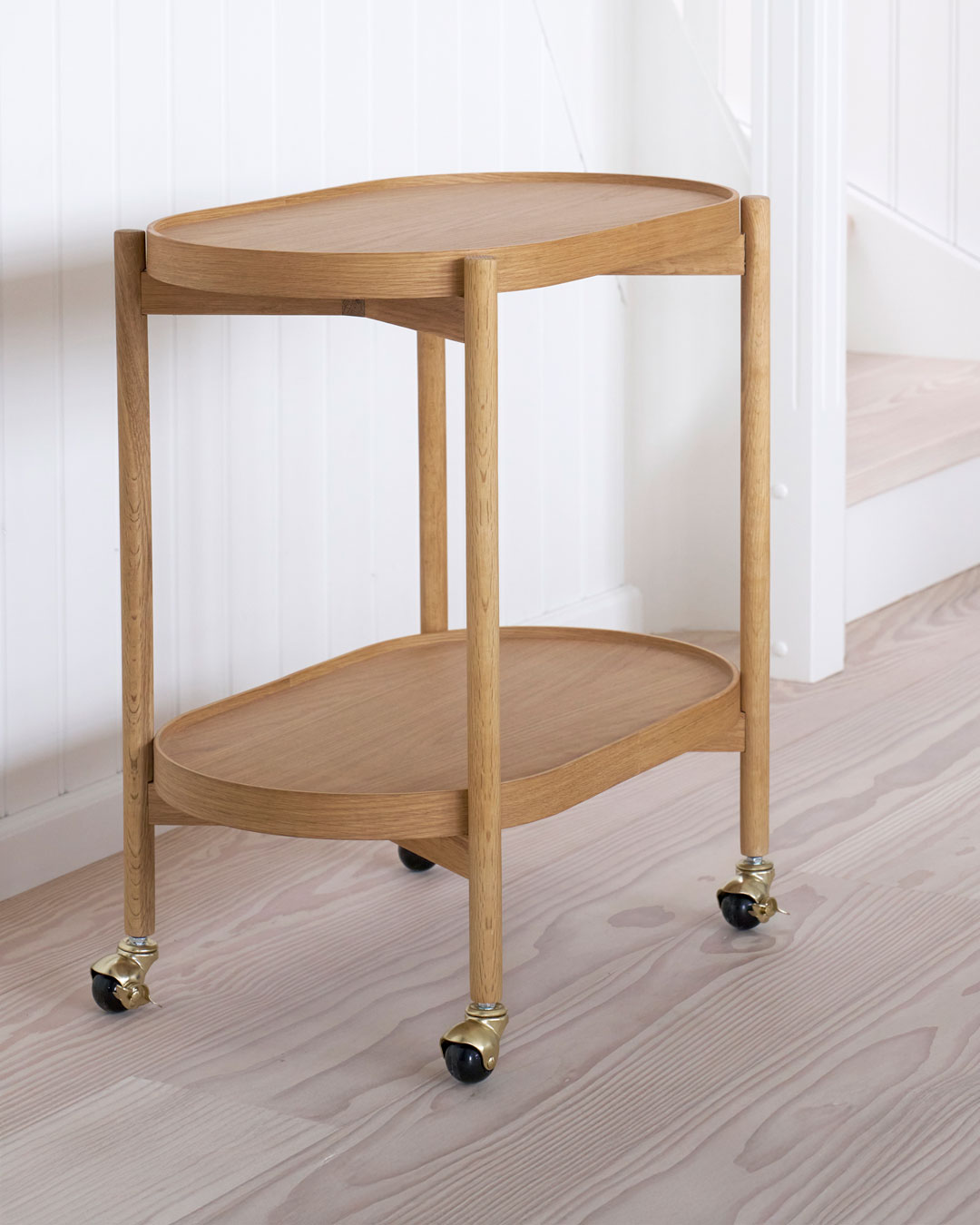 Funktionelt og vendbart bakkebord på hjul