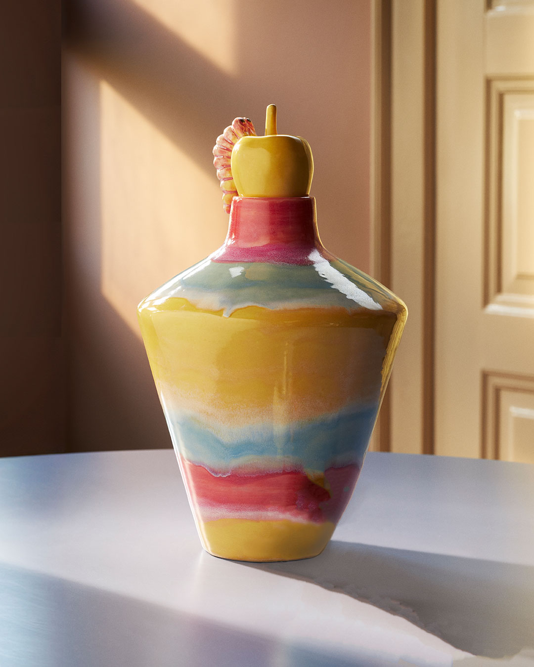 Farverig designvase med dekorativ prop
