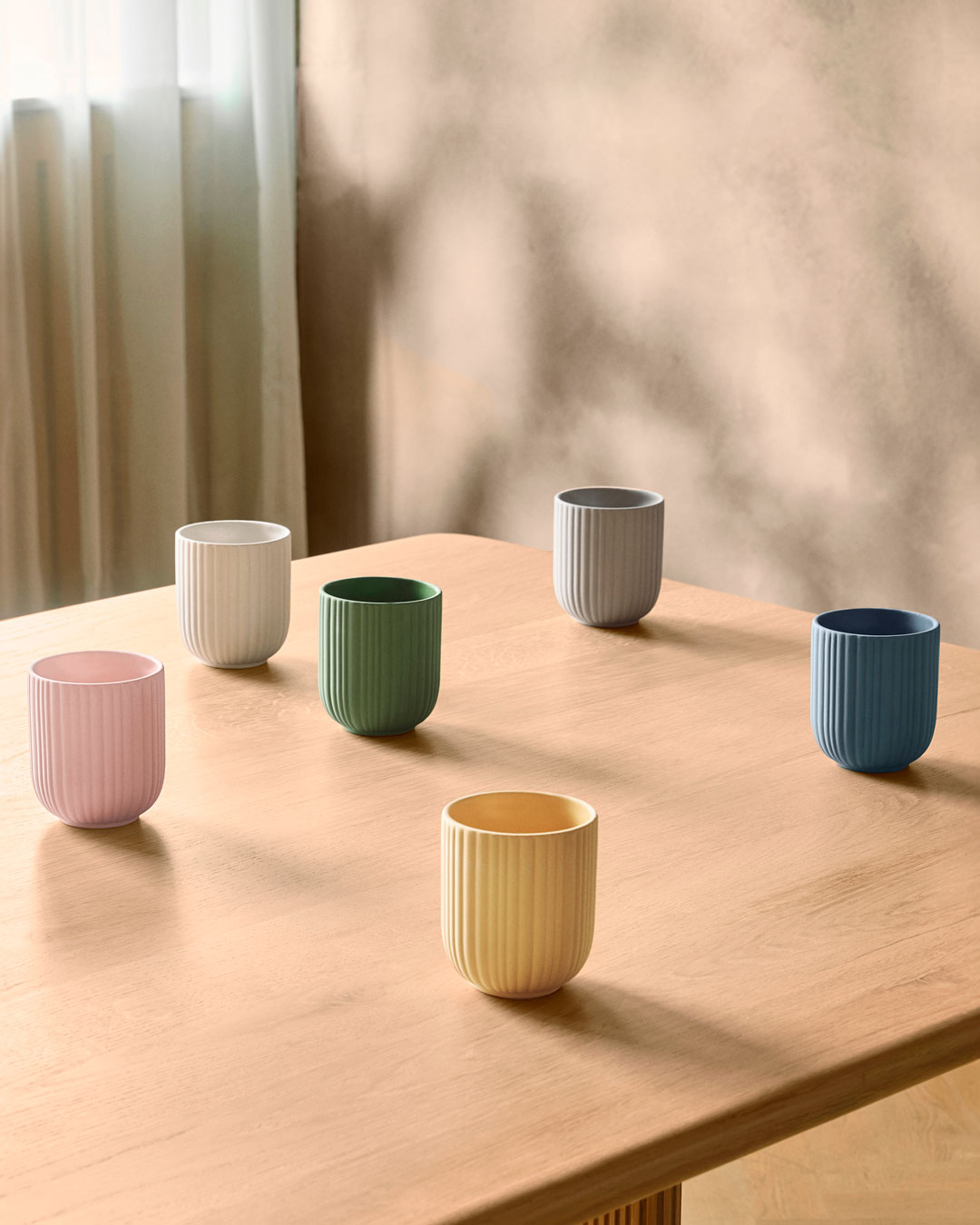 Farverige kopper med riflet design - 6 stk