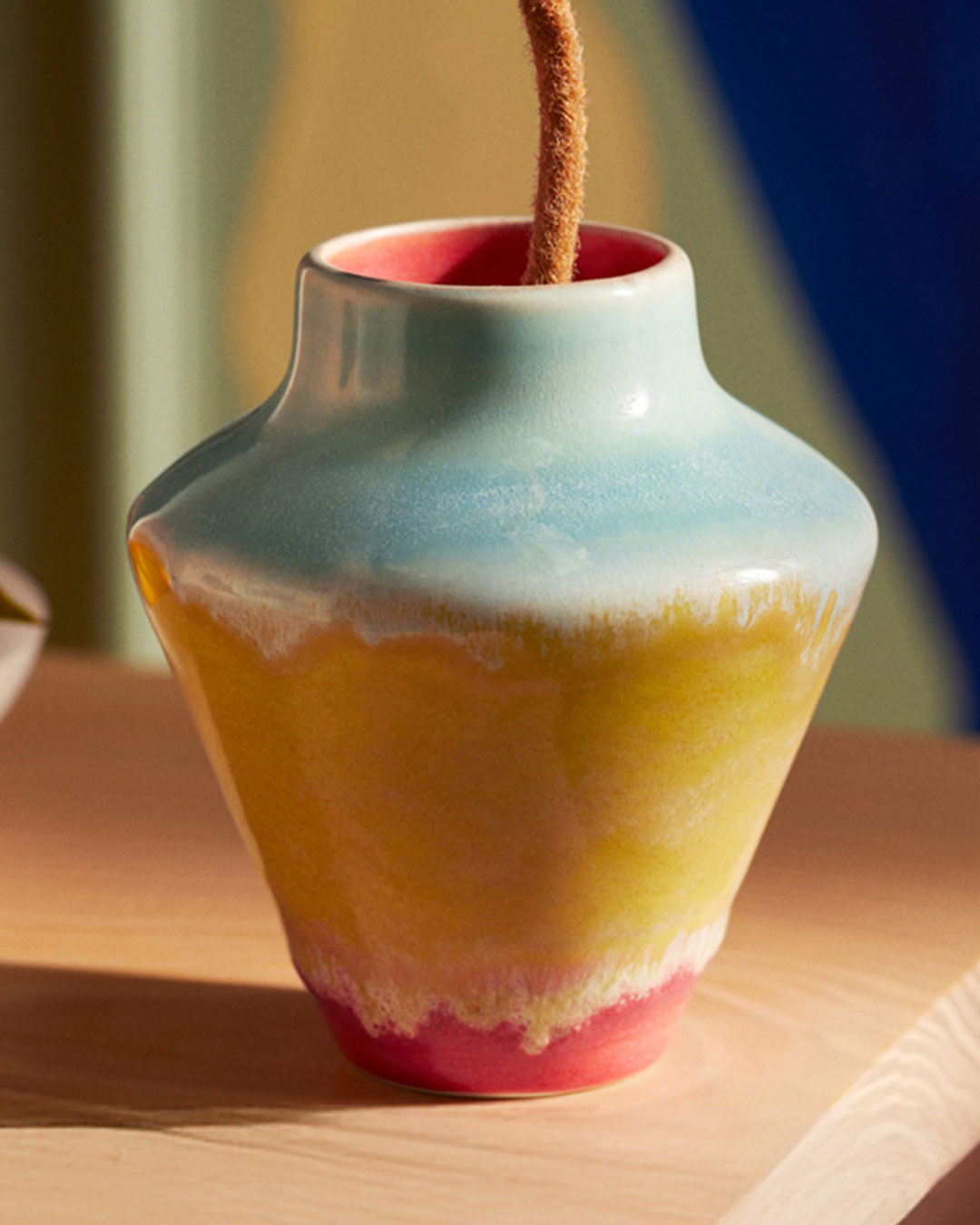 Farverig designervase med et håndmalet udseende
