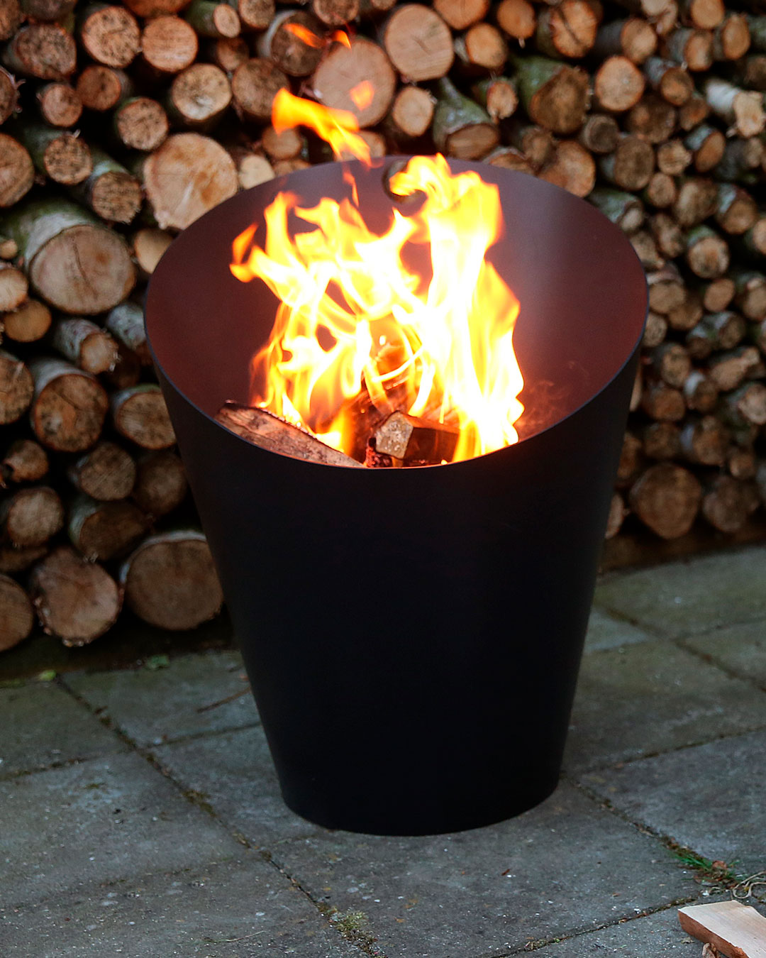 Stemningsfuldt Fire Pot bålfad til udelivet