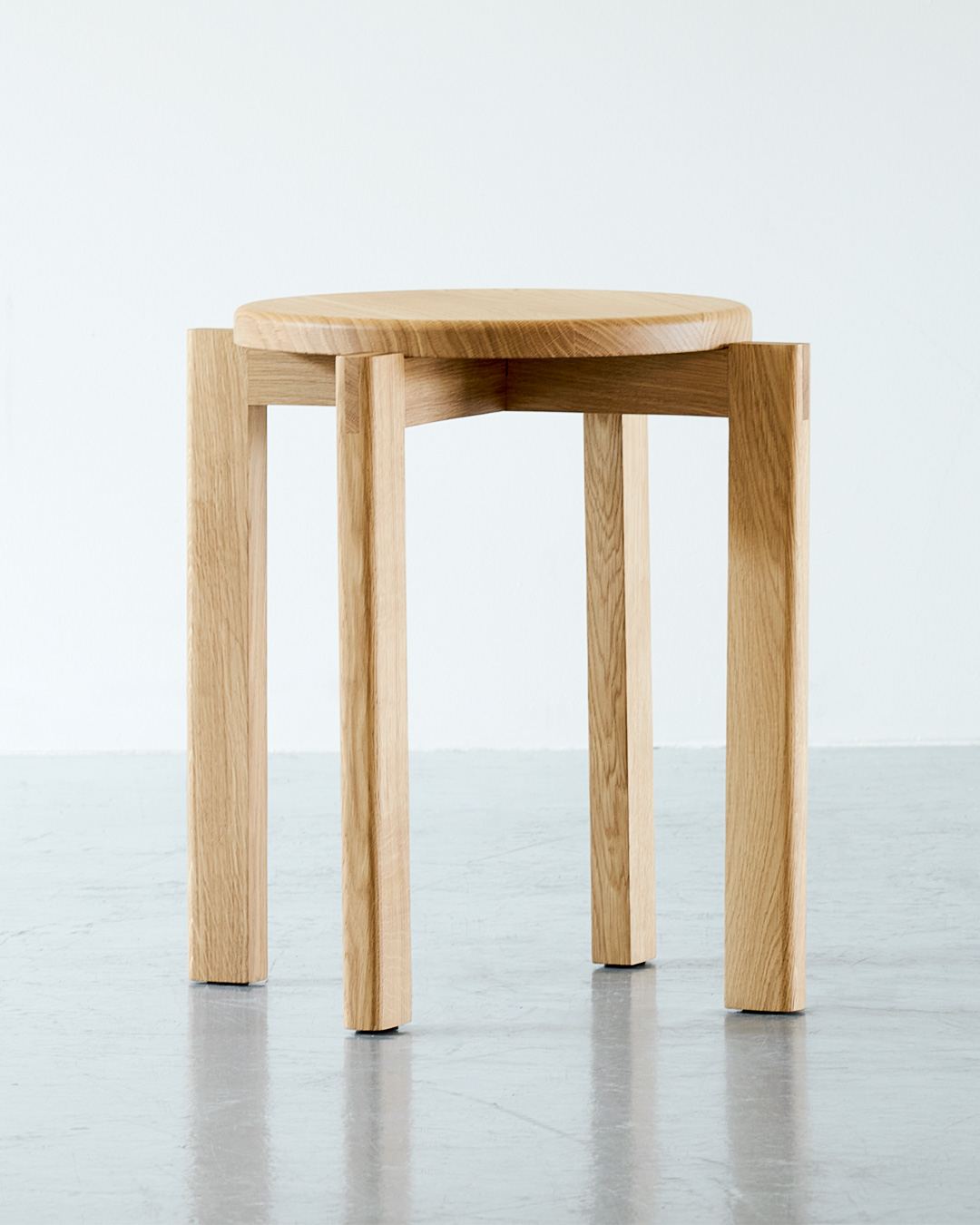 Alsidig skammel i naturligt design