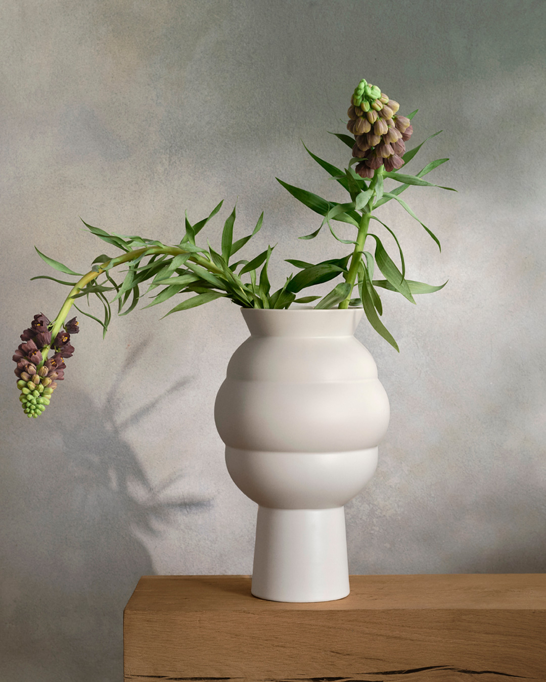 Elegant vase med skulpturelt udtryk