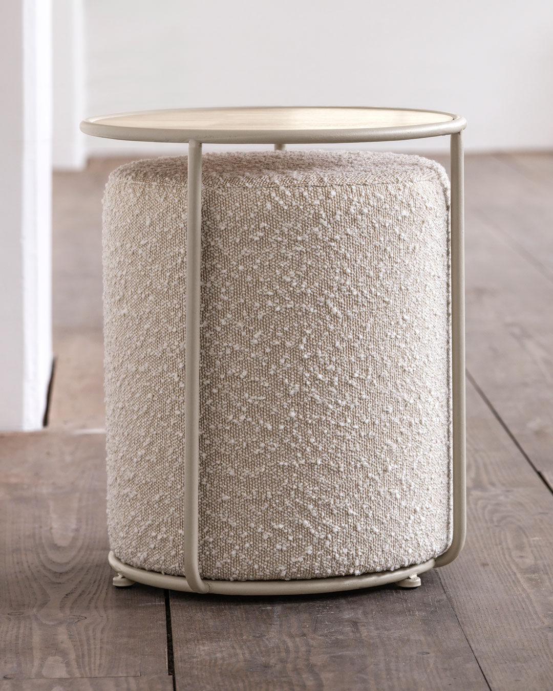 Multifunktionelt sidebord med skjult puf